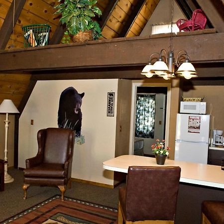 Cabins On Strawberry Hill Pine Exterior photo