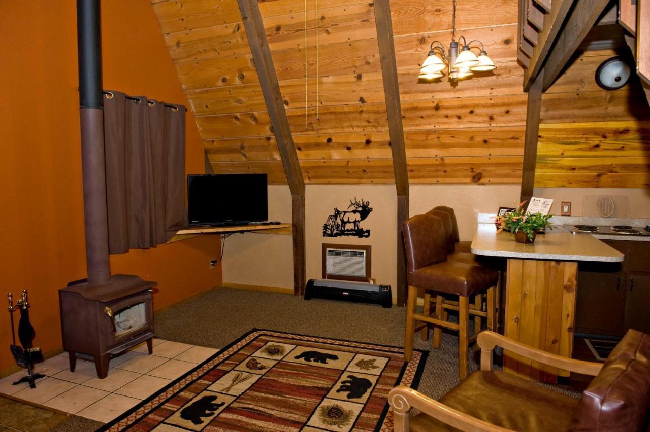 Cabins On Strawberry Hill Pine Exterior photo
