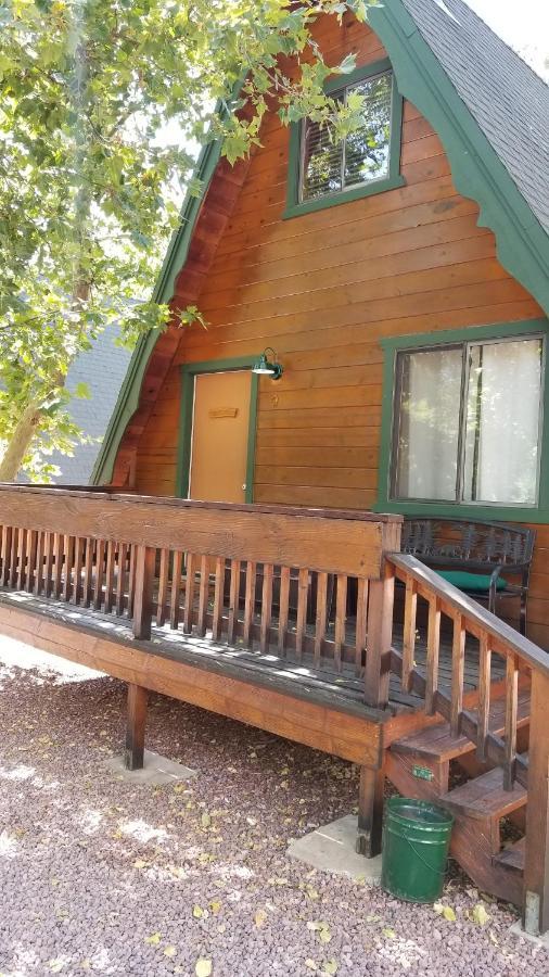 Cabins On Strawberry Hill Pine Exterior photo
